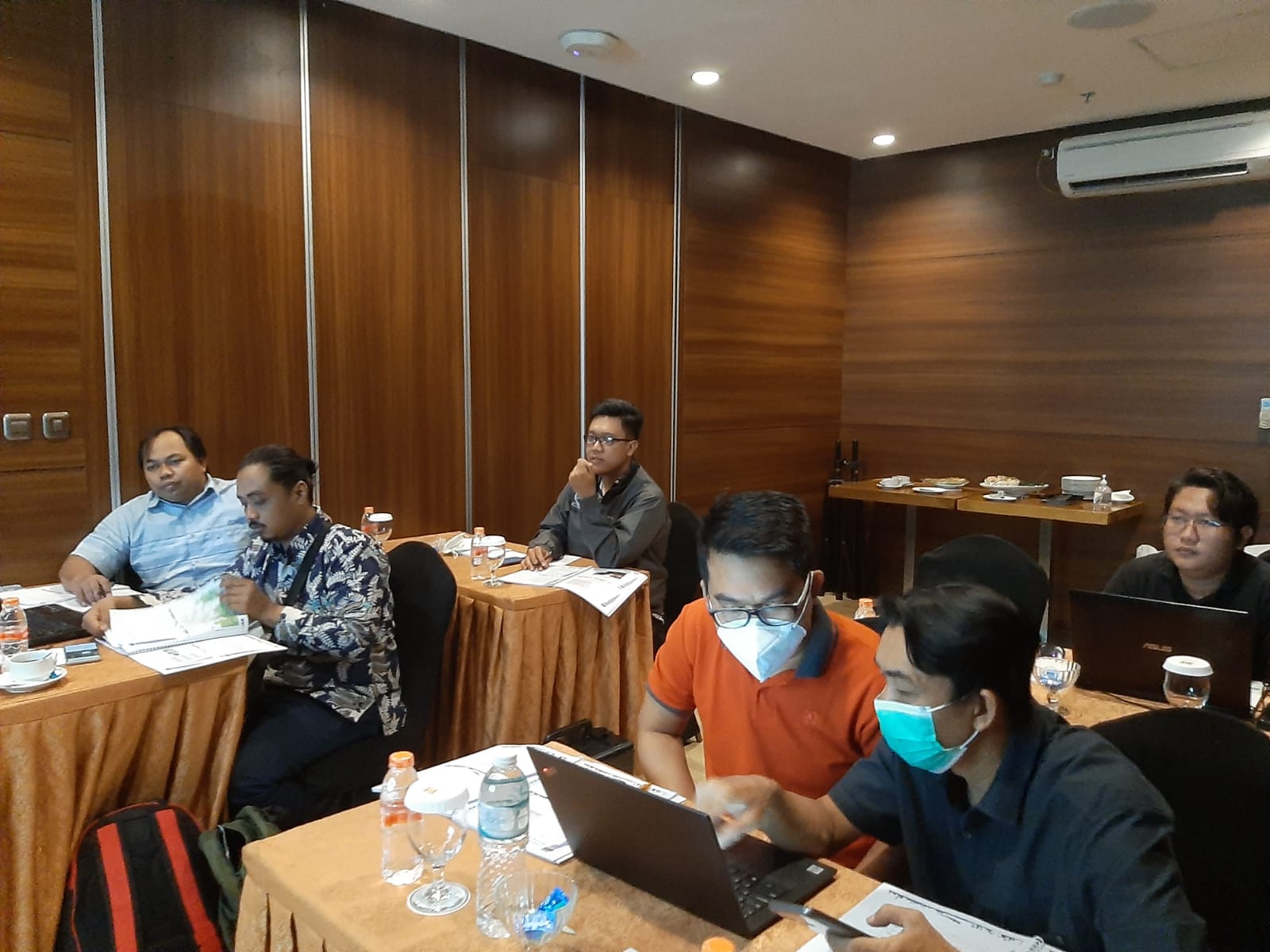 Suasana diskusi saat sedang training 